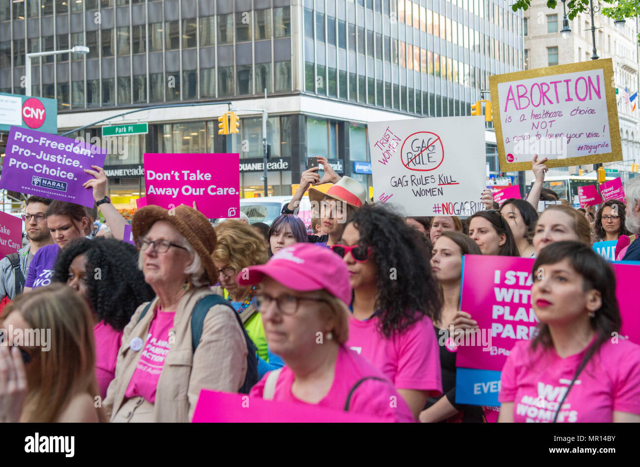 Sostenitori con segni di un titolo X (titolo dieci) regola di gag rally in New York City, ospitato da Planned Parenthood di New York City il 24 maggio 2018, la reazione del Presidente Trump è un tentativo di vietare Medicaid e finanziamento federale ai prestatori di servizi medici che offrono pieno, medici legali informazioni per i pazienti che vogliono o che necessitano di servizi di aborto. Foto Stock