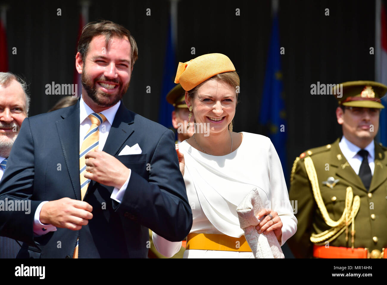 Luxemburg, Lussemburgo. 25 Maggio, 2018. Willem-Alexander re e regina Máxima dei Paesi Bassi, Granduca ereditario Guillaume ereditaria Granduchessa Stephanie di Lussemburgo all'aeroporto di Lussemburgo, il 25 maggio 2018, all'ultimo giorno di una 3 giorni di credito Statevisit: Albert Nieboer/Paesi Bassi OUT/point de vue fuori - nessun filo SERVICE - Credit: Albert Nieboer/RoyalPress/dpa/Alamy Live News Foto Stock