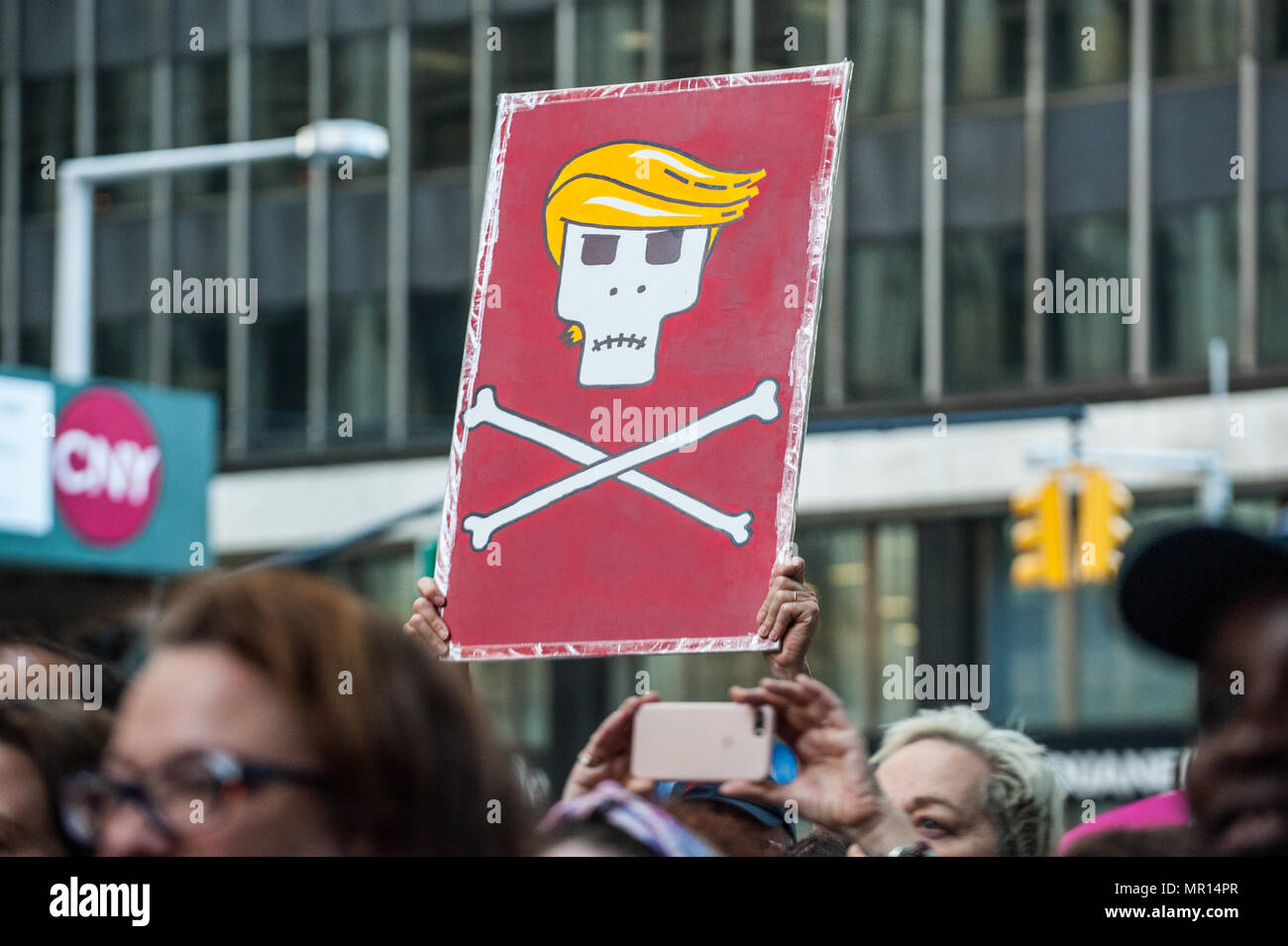 Sostenitori con segni di protesta a titolo X (titolo dieci) regola di gag rally in New York City, ospitato da Planned Parenthood di New York City il 24 maggio 2018, la reazione del Presidente Trump è un tentativo di vietare Medicaid e finanziamento federale ai prestatori di servizi medici che offrono pieno, medici legali informazioni per i pazienti che vogliono o che necessitano di servizi di aborto. Foto Stock
