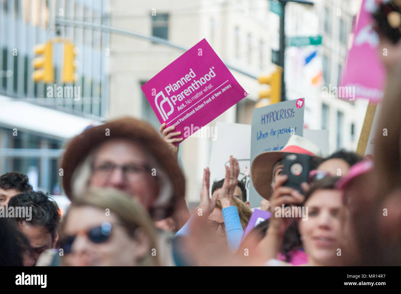 Sostenitori con segni di protesta a titolo X (titolo dieci) regola di gag rally in New York City, ospitato da Planned Parenthood di New York City il 24 maggio 2018, la reazione del Presidente Trump è un tentativo di vietare Medicaid e finanziamento federale ai prestatori di servizi medici che offrono pieno, medici legali informazioni per i pazienti che vogliono o che necessitano di servizi di aborto. Foto Stock