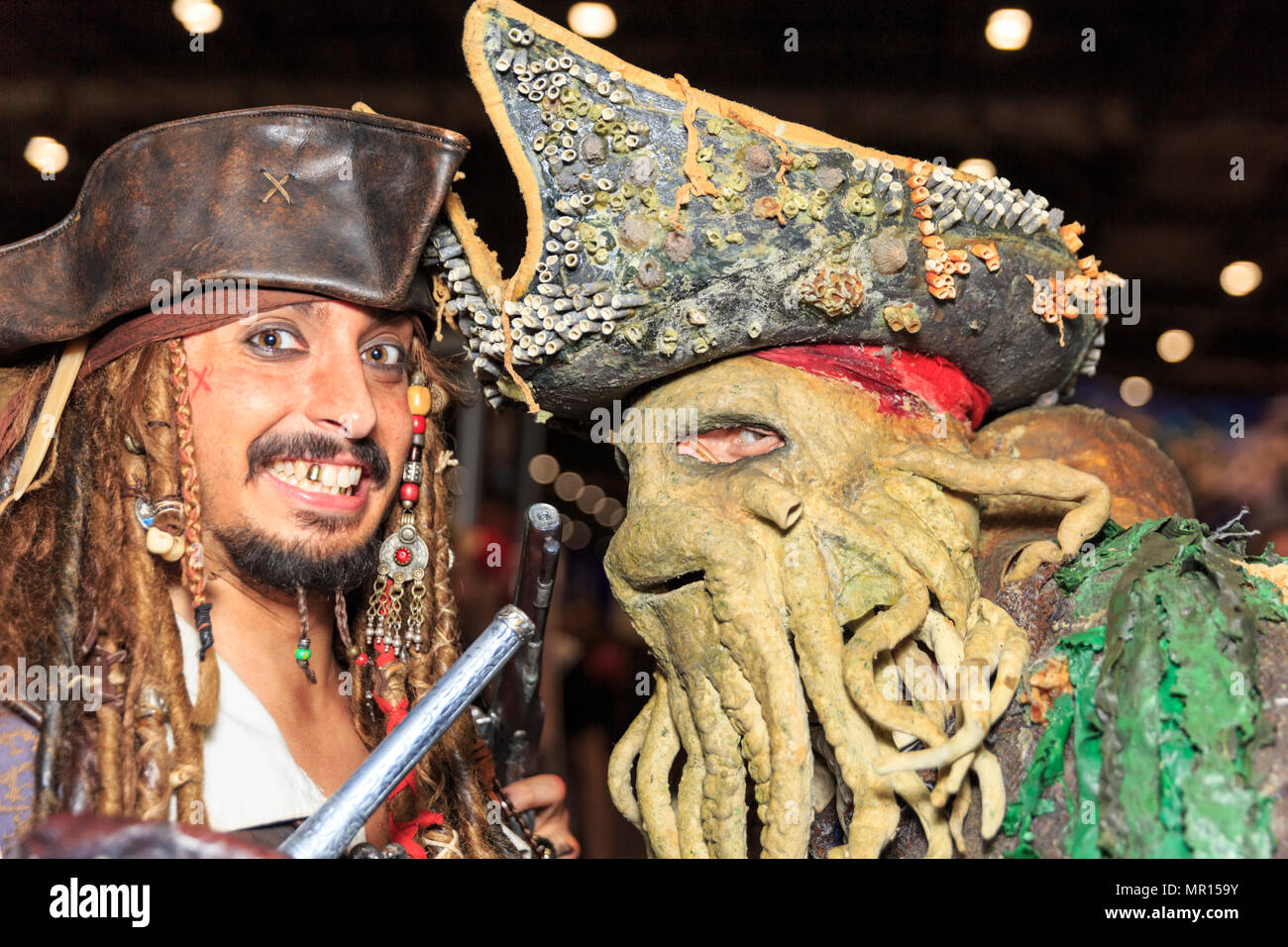 ExCel, Londra, 25 maggio 2018. Carattere cosplayers come capitano Jack  Sparrow e forziere fantasma dai pirati dei Caraibi. in posa. Cosplayers,  personaggi dei fumetti, Superheros e costume provengono i visitatori  insieme per