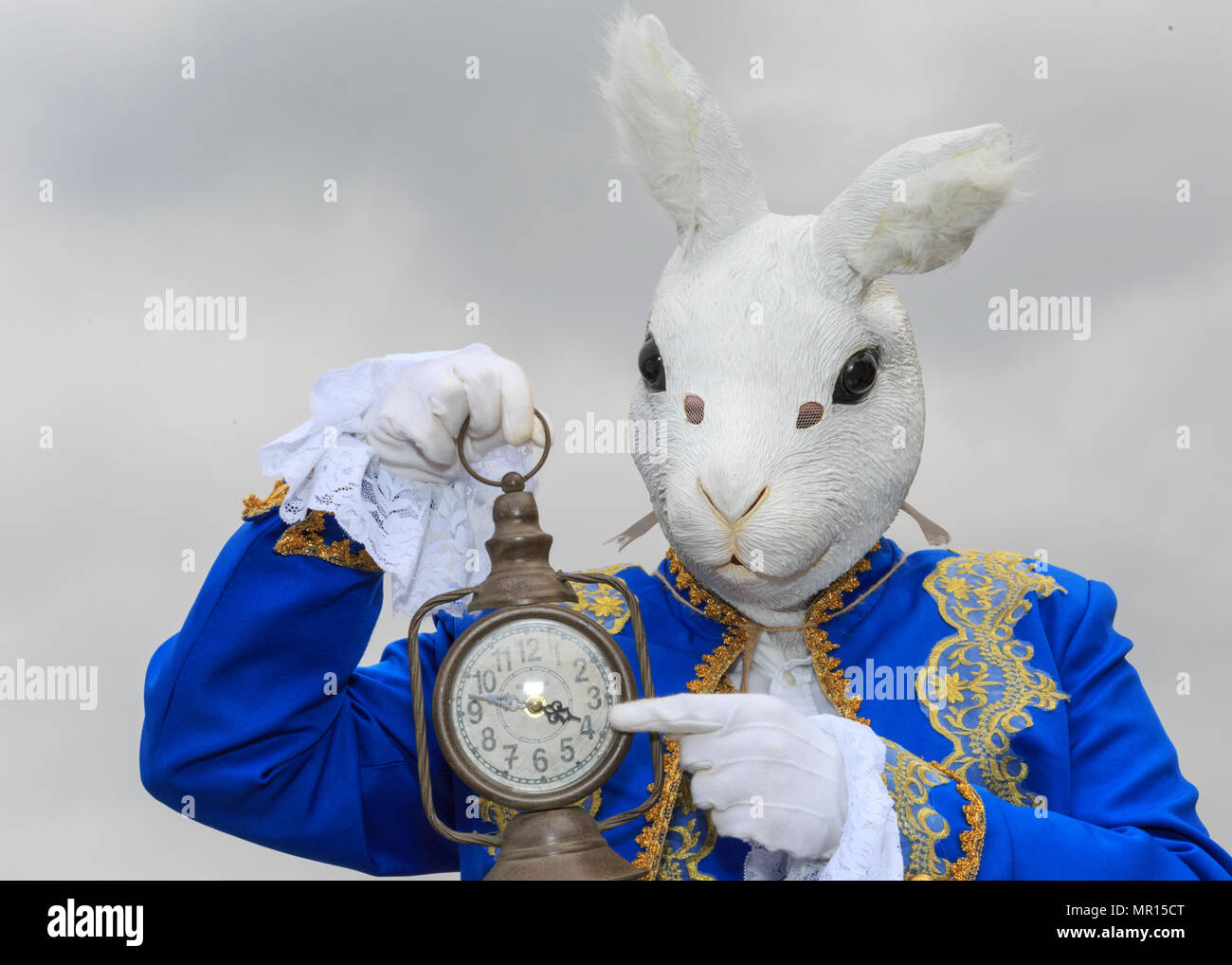 ExCel, Londra, 25 maggio 2018. Un cosplayer come il coniglio bianco di Alice  nel Paese delle Meraviglie. Cosplayers, personaggi dei fumetti, Superheros  e costume provengono i visitatori insieme per la MCM Comicon