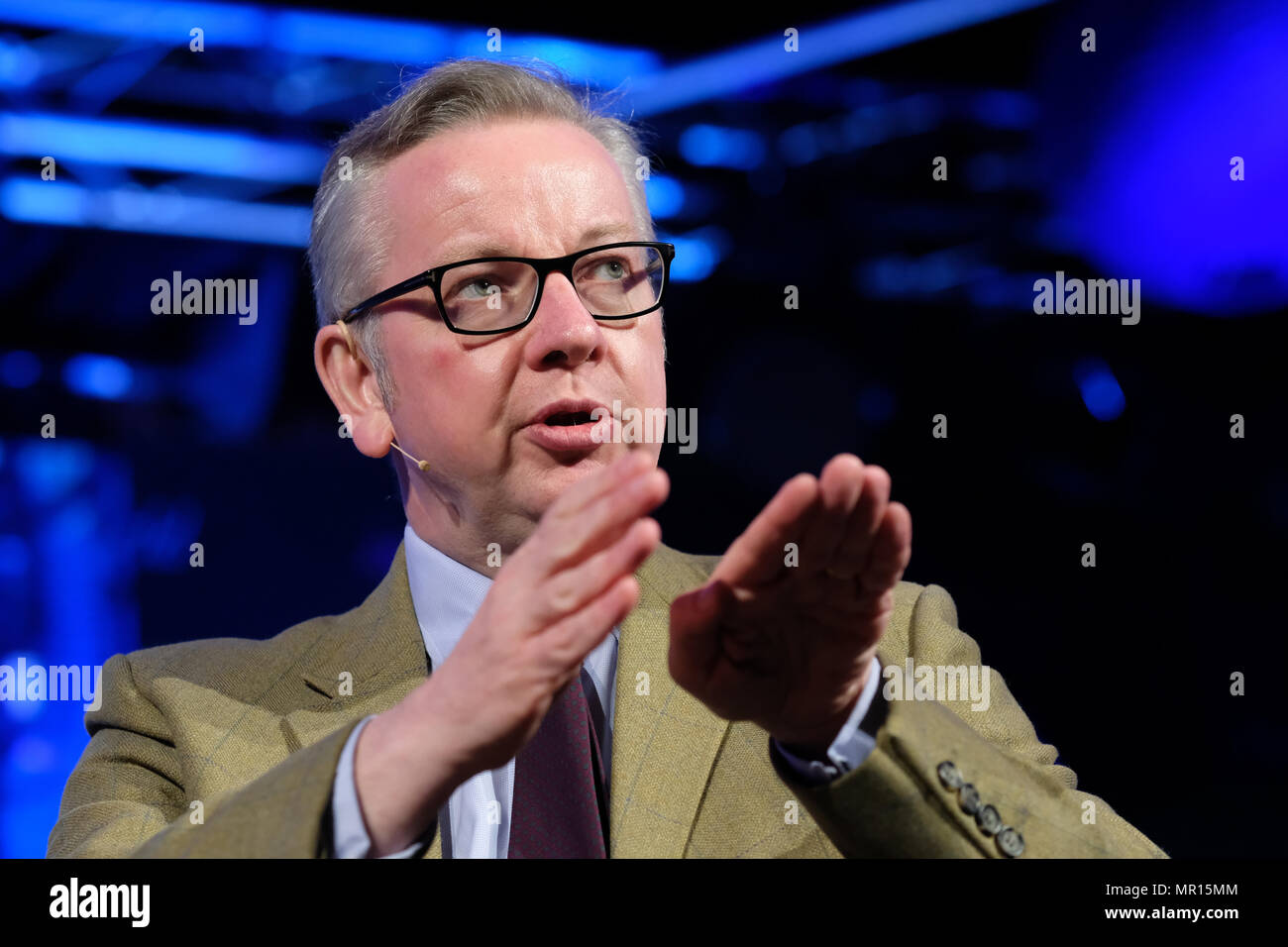 Festival di fieno, Hay on Wye, Regno Unito - Venerdì 25 Maggio 2018 - Michael Gove MP il Segretario di Stato per l'ambiente, dell'alimentazione e gli affari rurali (DEFRA ) sul palco del Festival di fieno parlando del futuro dell'Agricoltura e Cibo - Photo Steven Maggio / Alamy Live News Foto Stock