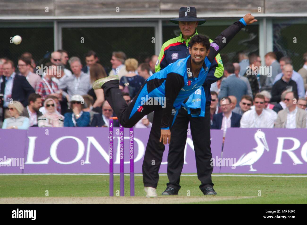 London, England, 25 maggio 2018. Brett d'Oliveira bowling per Worcestershire contro Durham in Royal London una giornata ventosa a Roseworth terrazza. Credito: Colin Edwards/Alamy Live News. Foto Stock