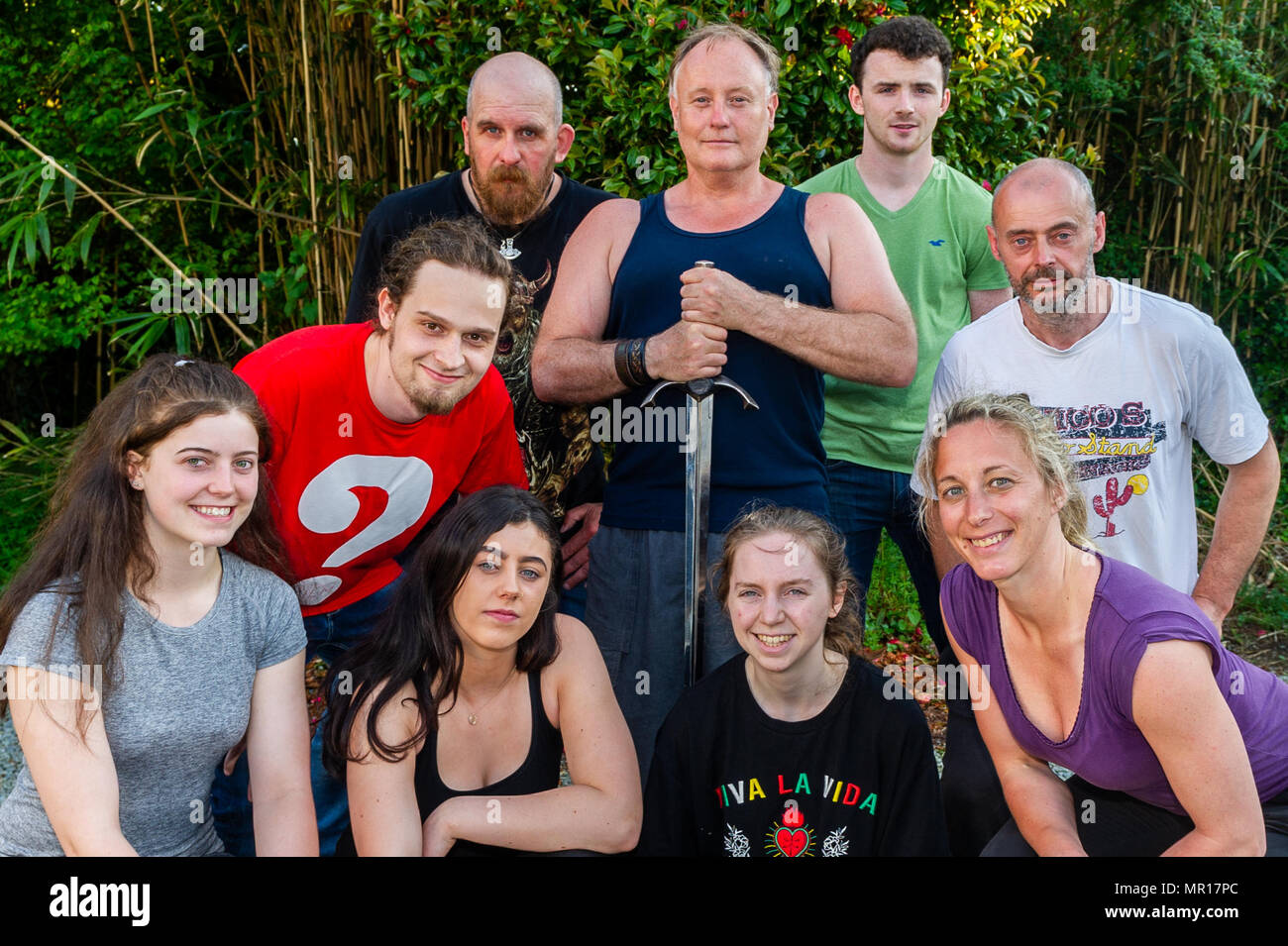 Schull, Irlanda. 25 maggio 2018. Film stunt attore Peter Dillon (spada) e collega attore stunt Caroline Simonnet (in basso a destra) sono raffigurati con il workshop i partecipanti dopo la loro pratica officina stunt chiamato: "Le dinamiche di lotta con la spada per fotocamera'. Il festival si svolge fino a domenica. Credito: Andy Gibson/Alamy Live News. Foto Stock