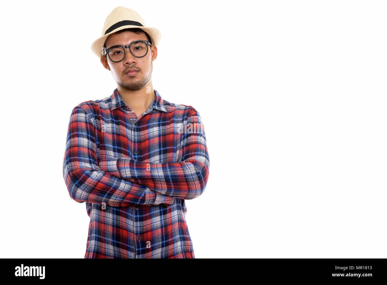 Studio shot del giovane uomo asiatico con le braccia incrociate Foto Stock