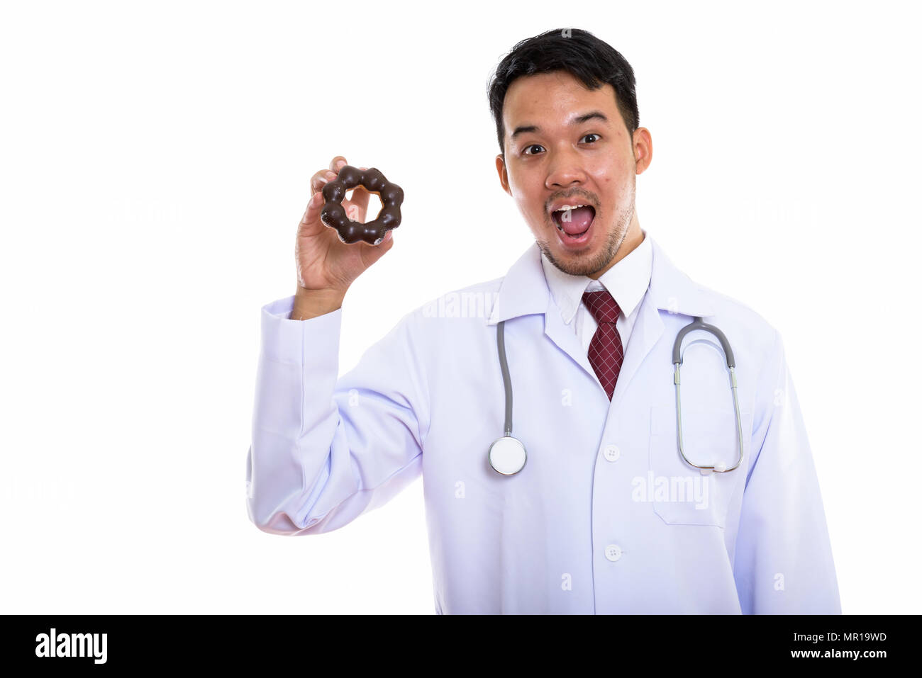 Studio shot di giovani felici uomo asiatico medico sorridente e apertura Foto Stock
