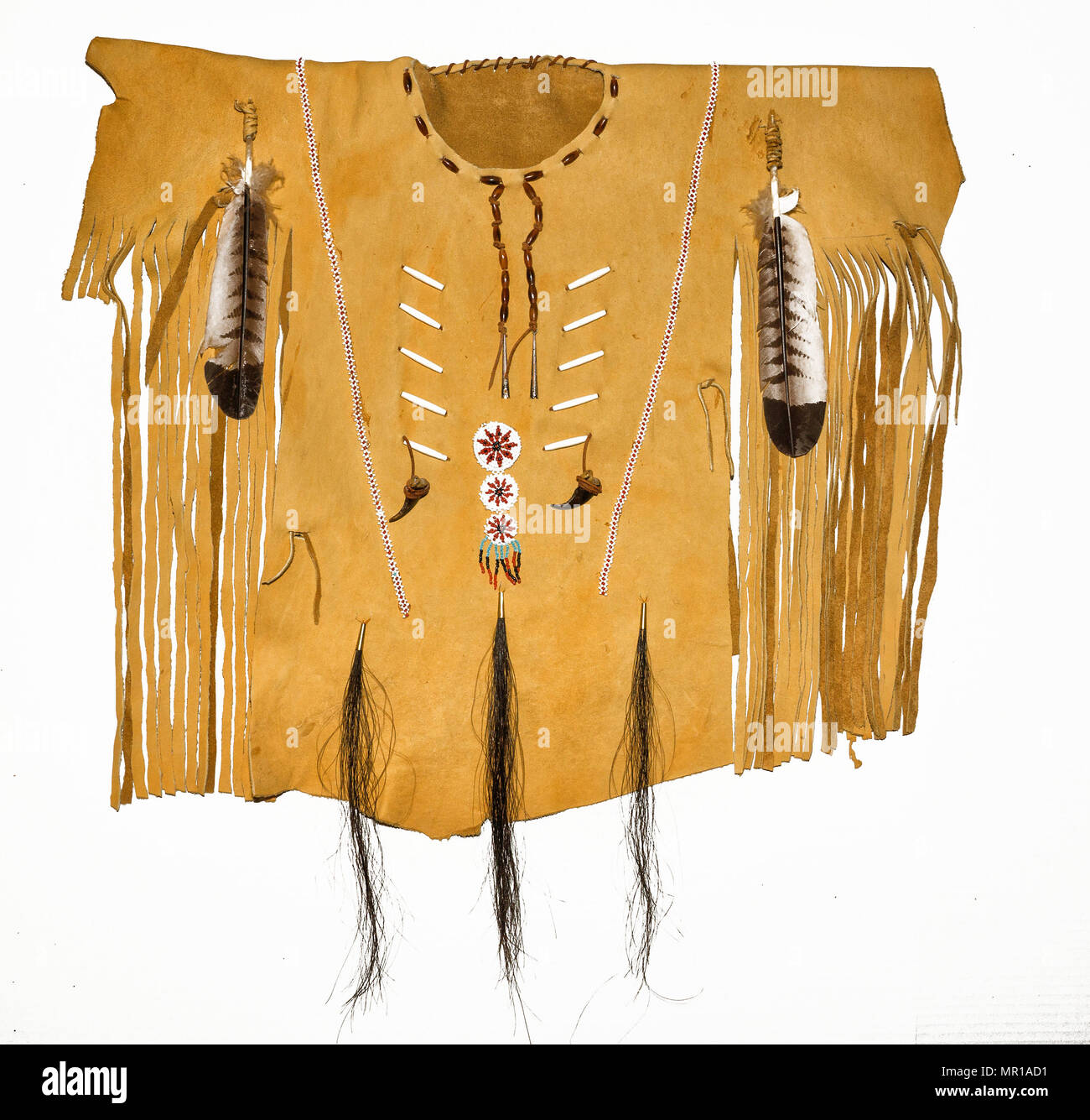 Cuoio Native American Shirt con perle, piume, Bear artigli e frange. Foto Stock