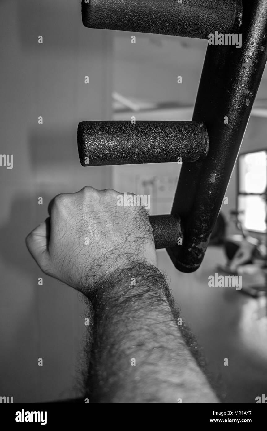 Chest press macchina attrezzature da palestra esercizio spingendo la mano in bianco nero Foto Stock
