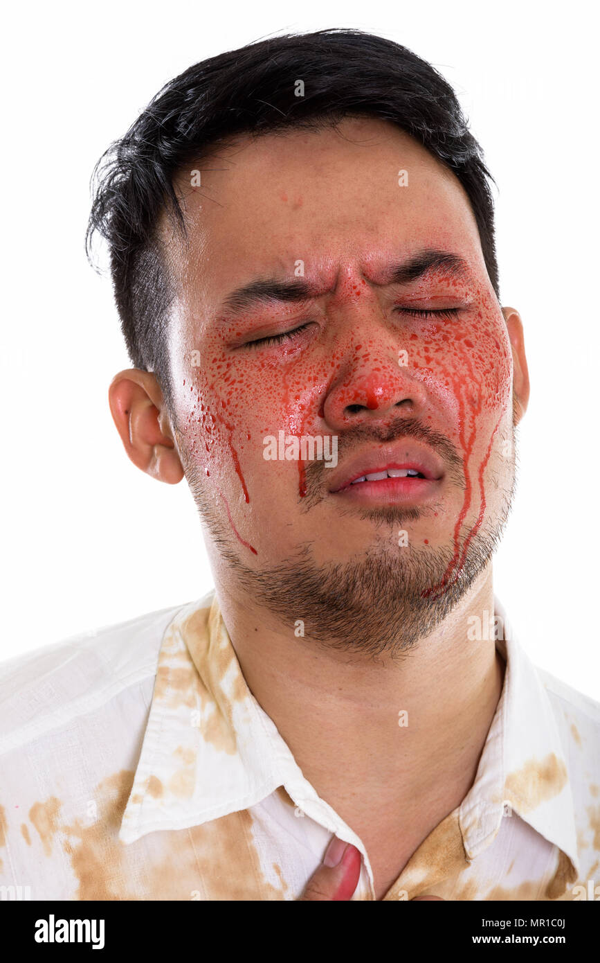 Volto del giovane pazzo uomo asiatico cercando triste con gli occhi chiusi e b Foto Stock