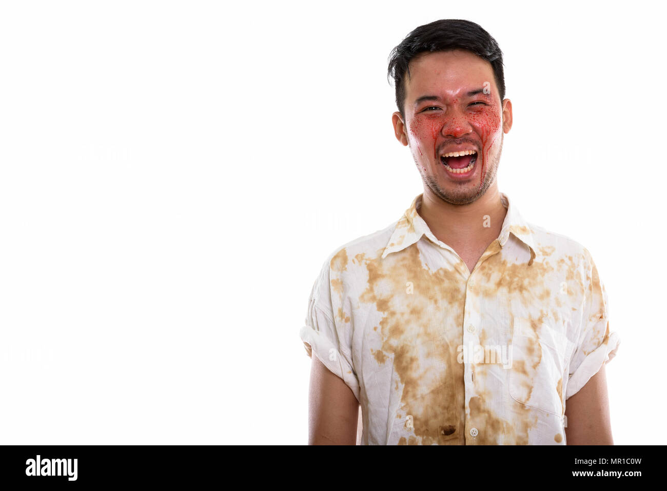 Studio shot di giovani felici pazzo uomo asiatico a sorridere e ridere Foto Stock