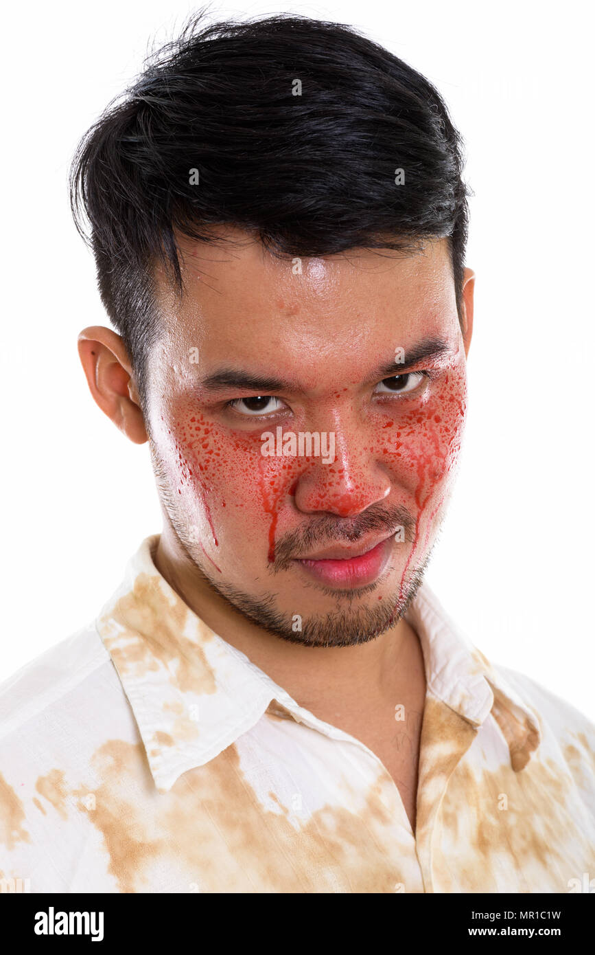 Volto del giovane pazzo uomo asiatico cercando scary con il sangue sulla faccia Foto Stock