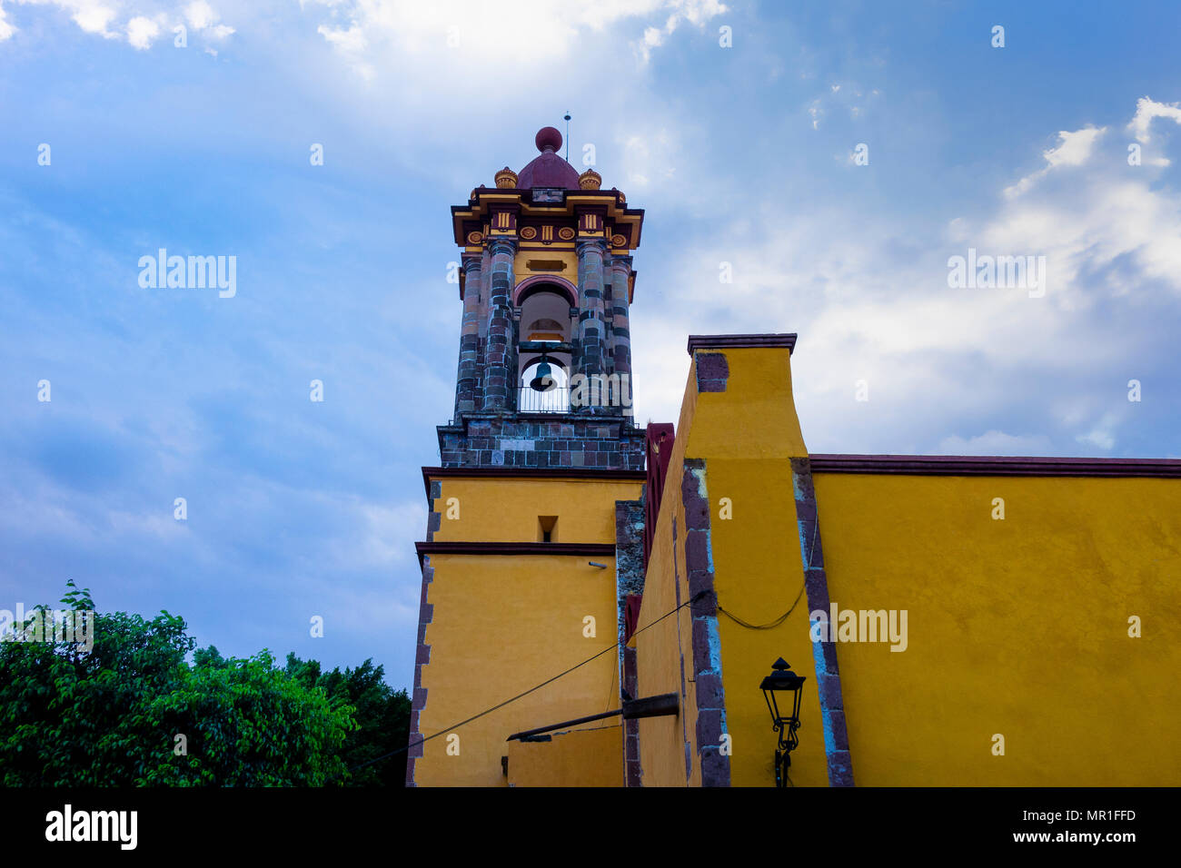 La torre campanaria di Las Monjas Chiesa, il Templo de la Purisima Concepcion in San Miguel De Allende, Messico Foto Stock