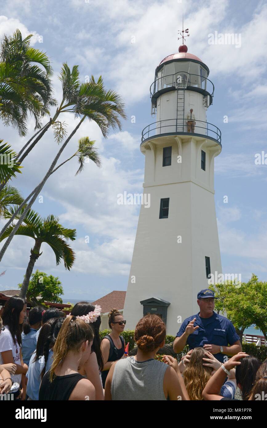 Lt. Scott Carr, public affairs officer, Coast Guard XIV distretto, parla con gli studenti e gli insegnanti da La Pietra - Hawaii scuola per ragazze a Diamond Head Lighthouse, Oahu, 28 aprile 2017. Come parte della celebrazione del centenario di Diamond Head Lighthouse, diverse scuole sono stati invitati a visitare il sito web per imparare a conoscere la storia e l'importanza del faro e interagire con Coast Guard membri provenienti da varie unità. (U.S. Coast Guard foto di Sottufficiali di 2a classe di Tara Molle/rilasciato) Foto Stock