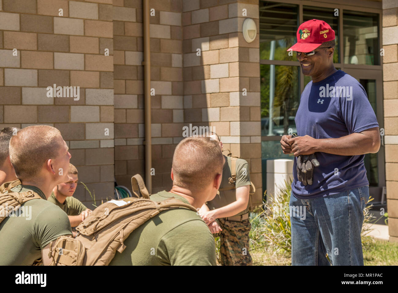 Ret. Stati Uniti Marine Corps Master Sgt. James E. Thrower, operations officer, Marine e programmi di famiglia, debriefs il Marine Combat Training Marines sulle loro prestazioni di manutenzione durante il weekend di Servizio' su Camp Pendleton, California, 29 aprile 2017. I membri della comunità dalle zone circostanti si è offerto volontariamente per eseguire le operazioni di manutenzione e di progetti di giardinaggio in diversi luoghi in tutta la base come parte del weekend di servizio. " (NEGLI STATI UNITI Marine Corps photo by Lance Cpl. Michael D. LaFontaine Jr.). Foto Stock