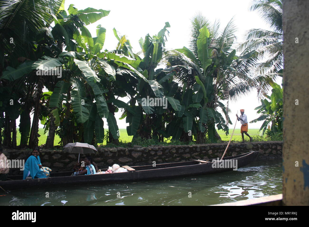 Canoa con la popolazione locale sulla Backwaters del Kerala, India Foto Stock