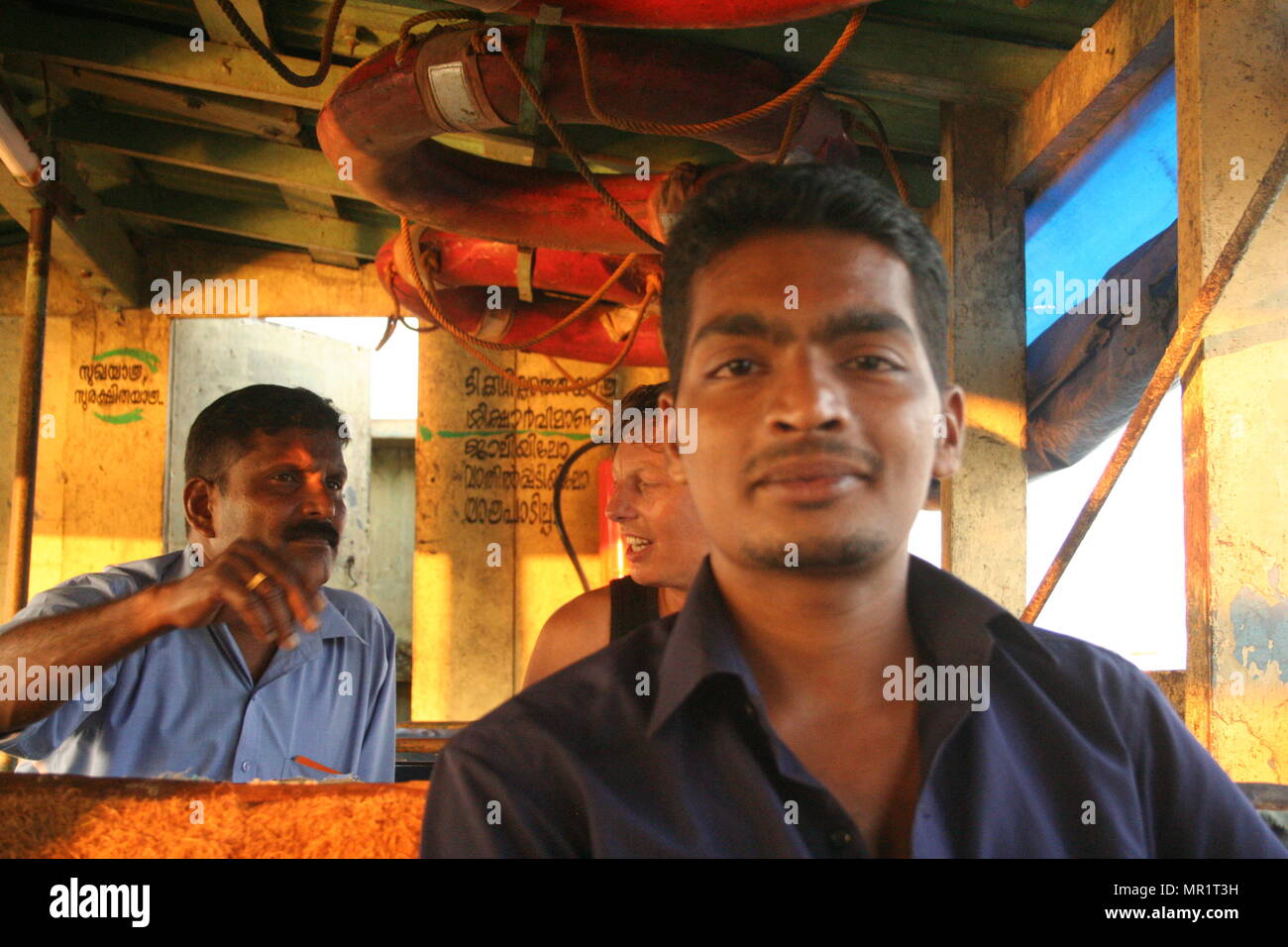 Gli uomini sul traghetto locale su Backwaters del Kerala, India Foto Stock