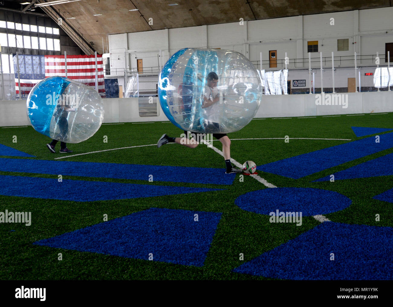 Avieri partecipare a bubble soccer durante una giornata Wingman all'interno dell'orgoglio Hangar a Ellsworth Air Force Base, S.D., 28 aprile 2017. Calcio, Basket, escursionismo e paintball sono alcune delle attività che si è concentrato sullo sviluppo di aviatori fisicamente e socialmente. Foto Stock