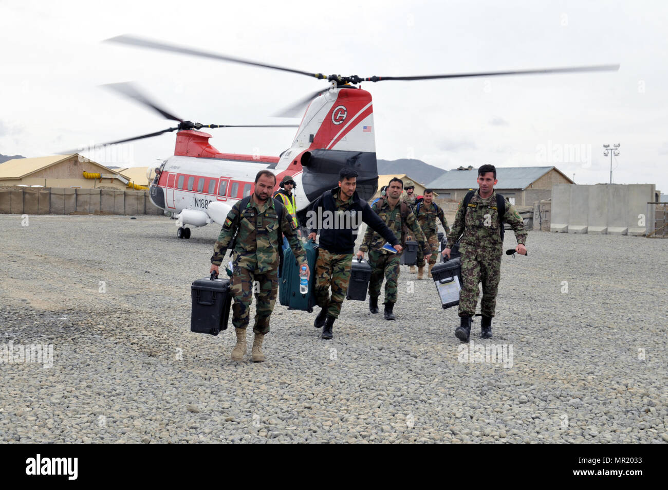 KABUL, Afghanistan (27 marzo 2017) - personale inventario di asset Sistema team biometrico dal Ministero della Difesa di arrivare al 203rd Corps avanti Base Operativa Gardez fulmine per registrare più di 21.000 ufficiali, soldati e civili. (U.S. Navy foto di tenente j.g. Egdanis Torres Sierra, combinata di sicurezza comando di transizione CSTC-un affari pubblici) Foto Stock