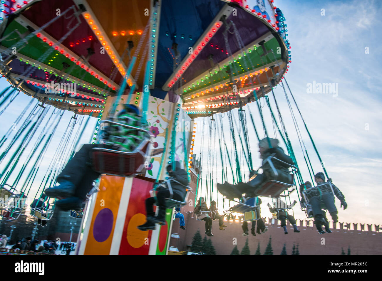 Abstract motion blur filatura a giostra con i bambini, una lunga esposizione. Foto Stock