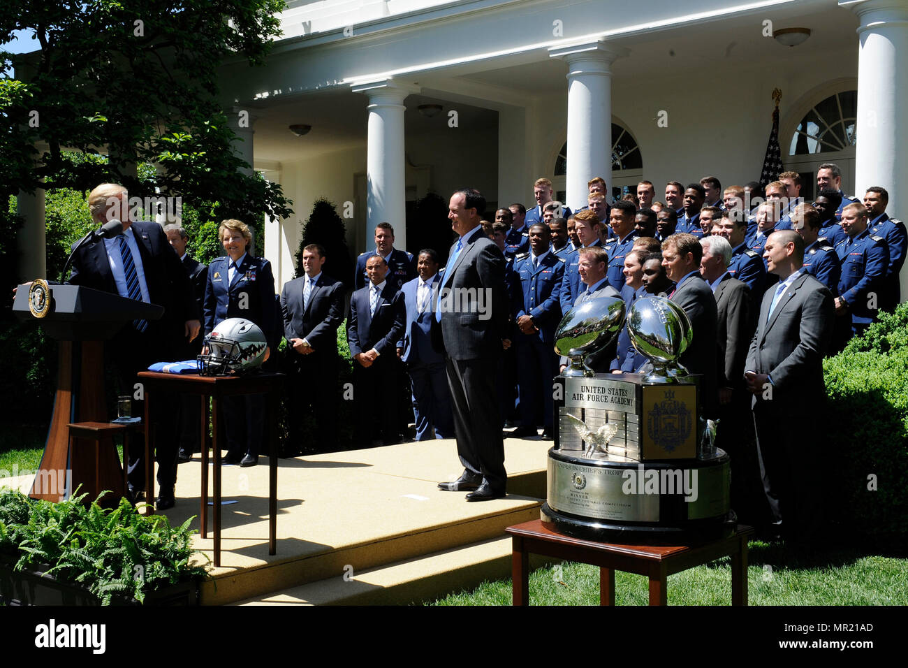 Presidente Donald Trump si congratula con gli Stati Uniti Air Force Academy squadra di calcio con il comandante in capo il trofeo alla Casa Bianca il 2 maggio 2017. Con il team sono stati Lt. Gen. Michelle D. Johnson, il soprintendente degli STATI UNITI Air Force Academy, deliberando segretario della Air Force Lisa S. Disbrow e Air Force capo del personale gen. David L. Goldfein. (U.S. Air Force foto/Staff Sgt. Jannelle McRae) Foto Stock