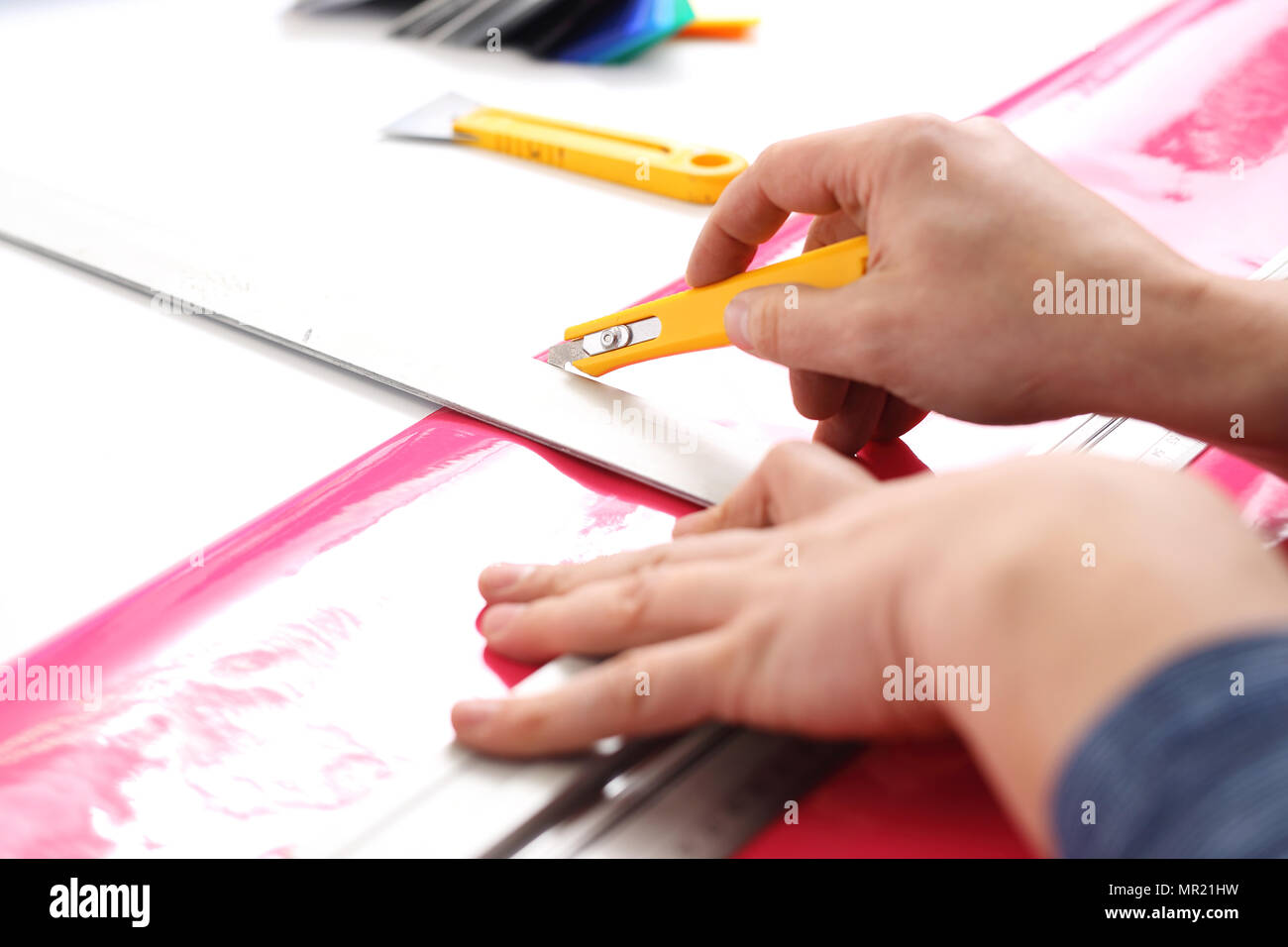 La stampa digitale su lamine. I tagli dei dipendenti della lamina con un coltello Foto Stock