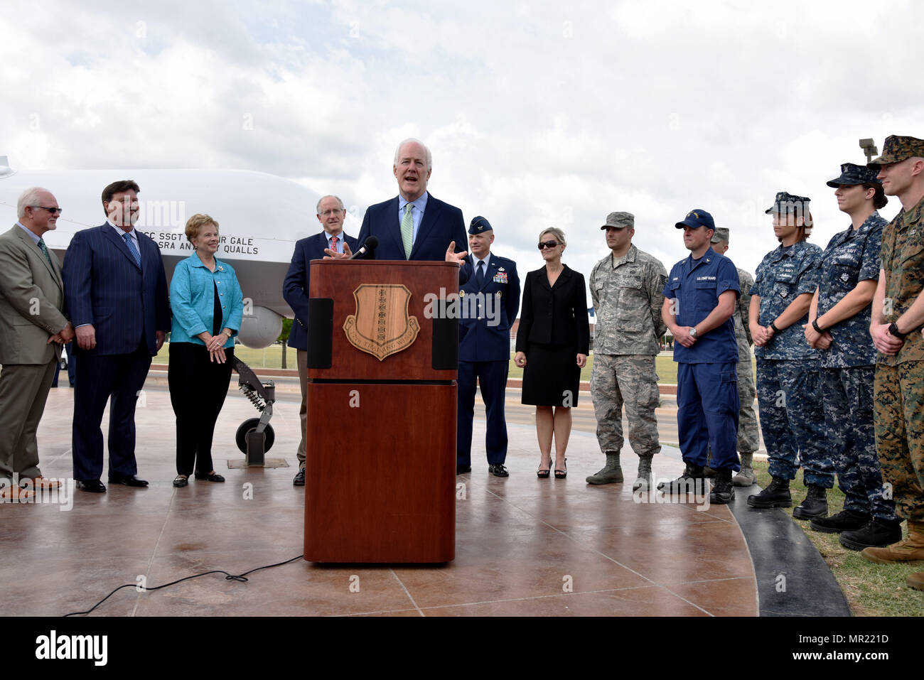 Il Sen. John Cornyn III, la maggioranza del Senato frusta per il 115Congresso, detiene una pressa confrence al RQ-1 Predator aeromobile sul display Goodfellow Air Force Base in Texas, 10 aprile 2017. Durante la sua conferenza ha parlato dell'importanza di Goodfellow sulla comunità locale, in Texas e in America. (U.S. Air Force photo by Staff Sgt. Joshua Edwards/rilasciato) Foto Stock