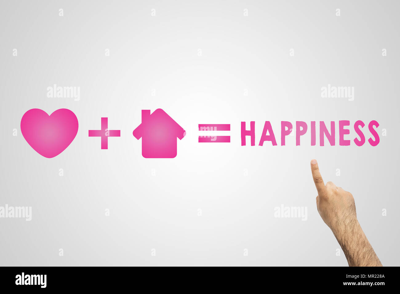 La felicità Formula sulla lavagna. Mano di puntamento alla successiva iscrizione felicità. Creare la propria felicità Foto Stock