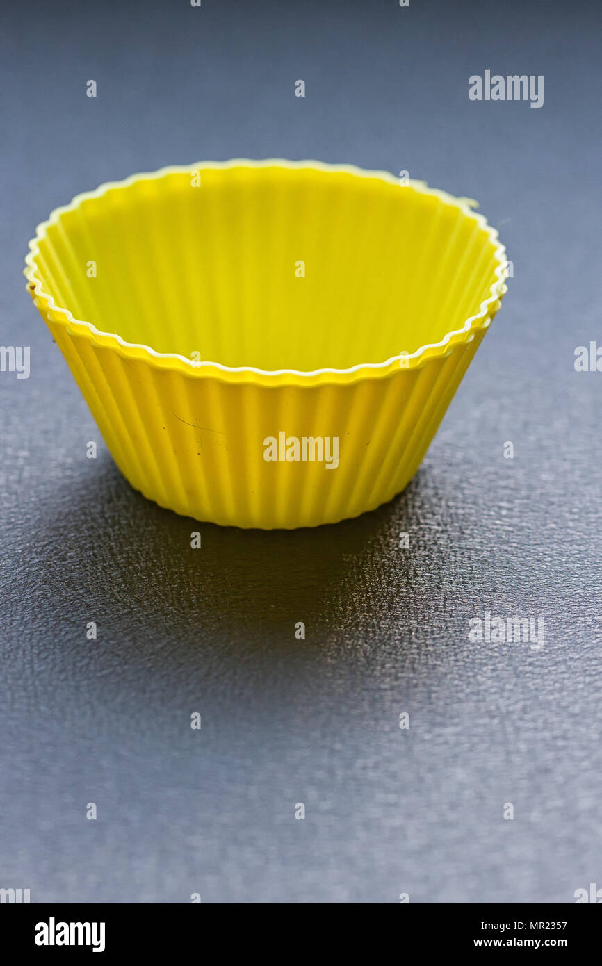 Colorful cupcake stampi di silicone sull'azzurro sfondo legno Foto Stock