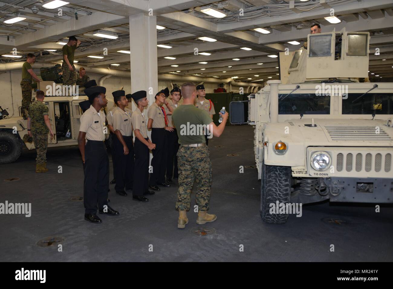 PORT EVERGLADES, Fla. - Marines spiegare il valore dell'Up-Armored Humvee per i membri della Comunità il 2 maggio 2017, durante il ventisettesimo flotta annuale Settimana Port Everglades. Quest'anno la settimana della flotta è maggio 1-7 e coinvolge non solo visite guidate di più navi entro la marina e la Guardia Costiera della flotta, ma anche di più i rapporti della comunità eventi da includere visite per le scuole, ospedali visite e altri impegni in tutta la zona circostante Port Everglades. Più di un centinaio di Marines con II Marine forza expeditionary fuori di Camp Lejeune, N.C., partecipano a eventi. (U.S. Marine Corps photo by SSgt. Reb Foto Stock