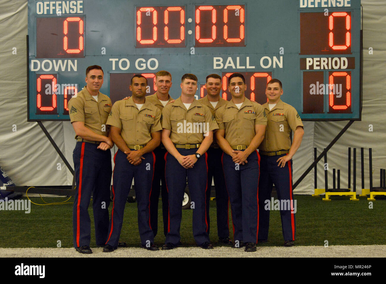 DAVIE, Fla. -- Marines, marinai e la costa guardie visita il Dolphings Training Camp in Davie, Fla., 3 maggio 2017. Essi sono stati invitati a fare un giro della struttura come parte della ventisettesima edizione della Settimana della flotta Port Everglades. Più di 1.500 membri del servizio partecipano alla Settimana della flotta. (U.S. Marine Corps photo by Staff Sgt. Rebekka S. Heite/rilasciato) Foto Stock