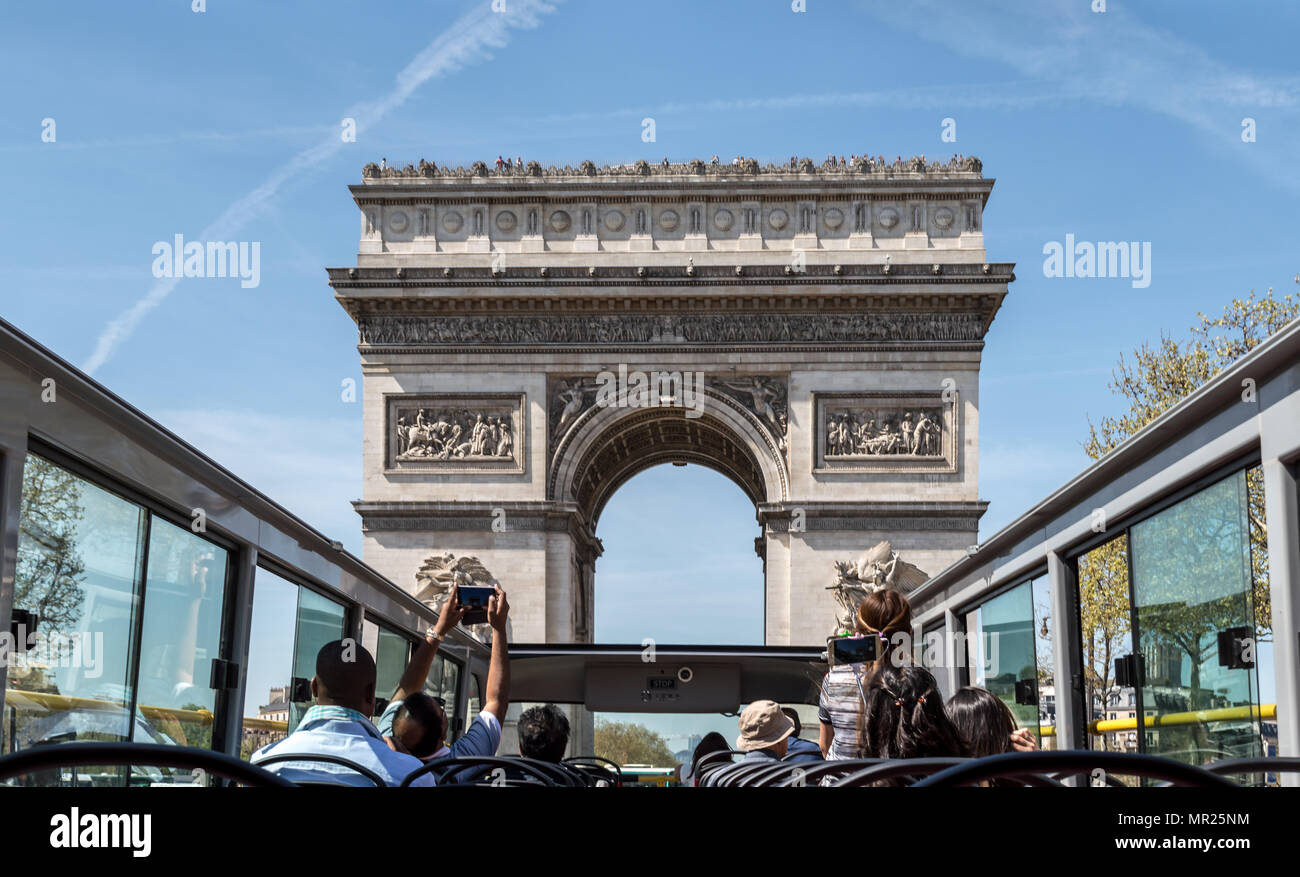 Parigi, Francia - 18 Aprile 2018: bus turistico di fronte all'Arco di Trionfo a Parigi con i turisti a scattare foto Foto Stock
