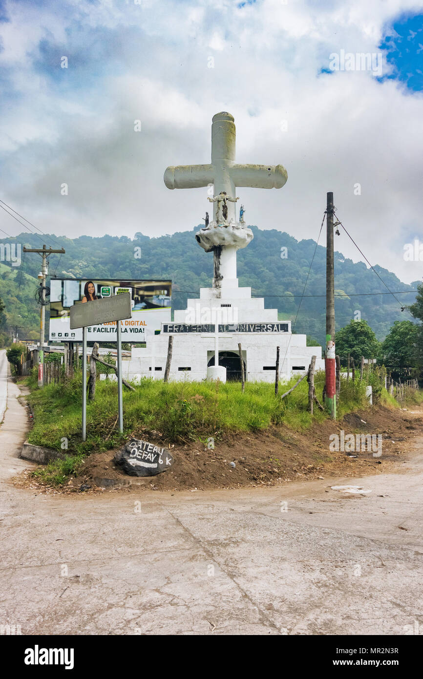 Santa Maria de Jesus, Guatemala - 5 Dicembre 2016: strade sterrate in sezione trasversale e la croce con la strada appena fuori della città di Santa Maria de Jesu Foto Stock