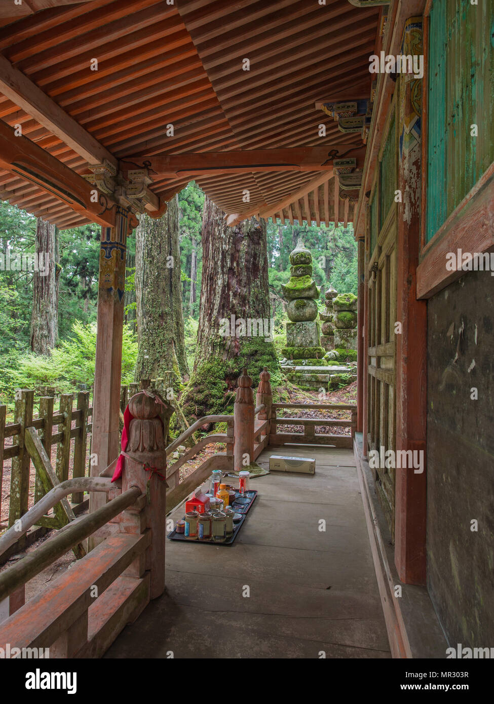 Offerte su il portico al mausoleo di Uesugi Kenshin, Okunoin, Koya-san,Prefettura di Wakayama, Giappone Foto Stock