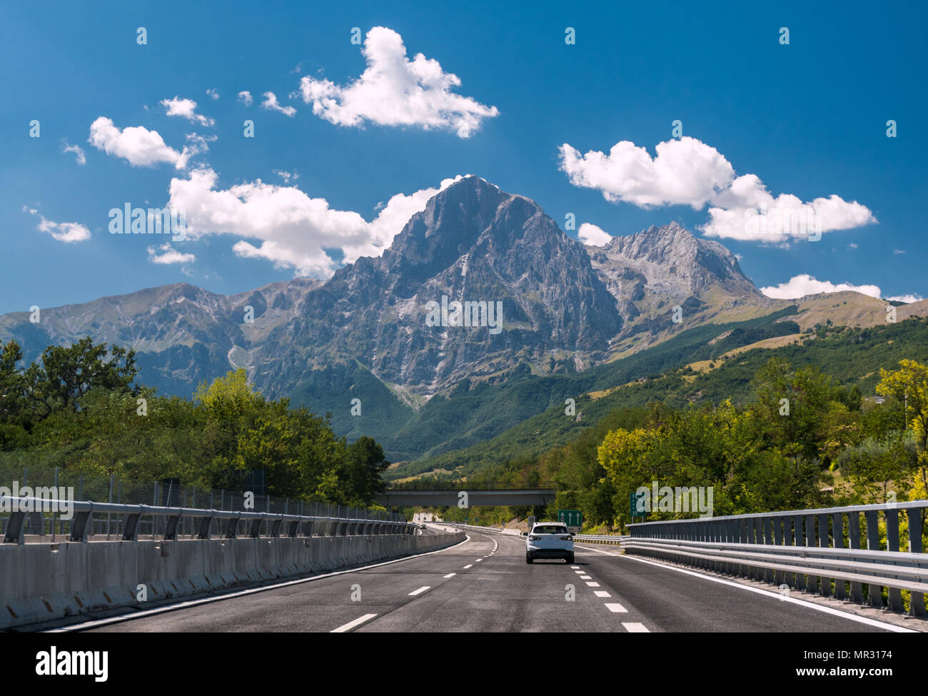 Un autostrada in Italia; il monte Gran Sasso in background Foto Stock