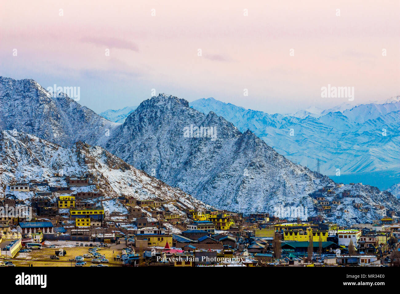 Colori del Ladakh - Montagne il backup di se stessi con la città prendendo la parte anteriore. Foto Stock