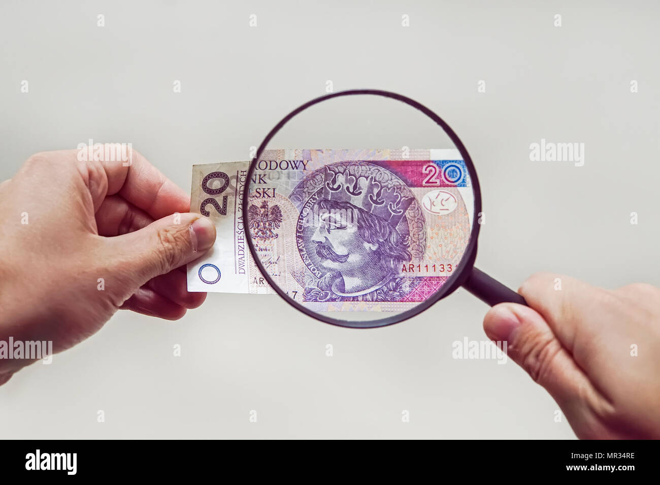 Expert con lente di ingrandimento controlli di denaro sospetti. cerca di filigrane sulla carta delle fatture false. lente di ingrandimento, Magnifier, lente di ingrandimento, magn Foto Stock
