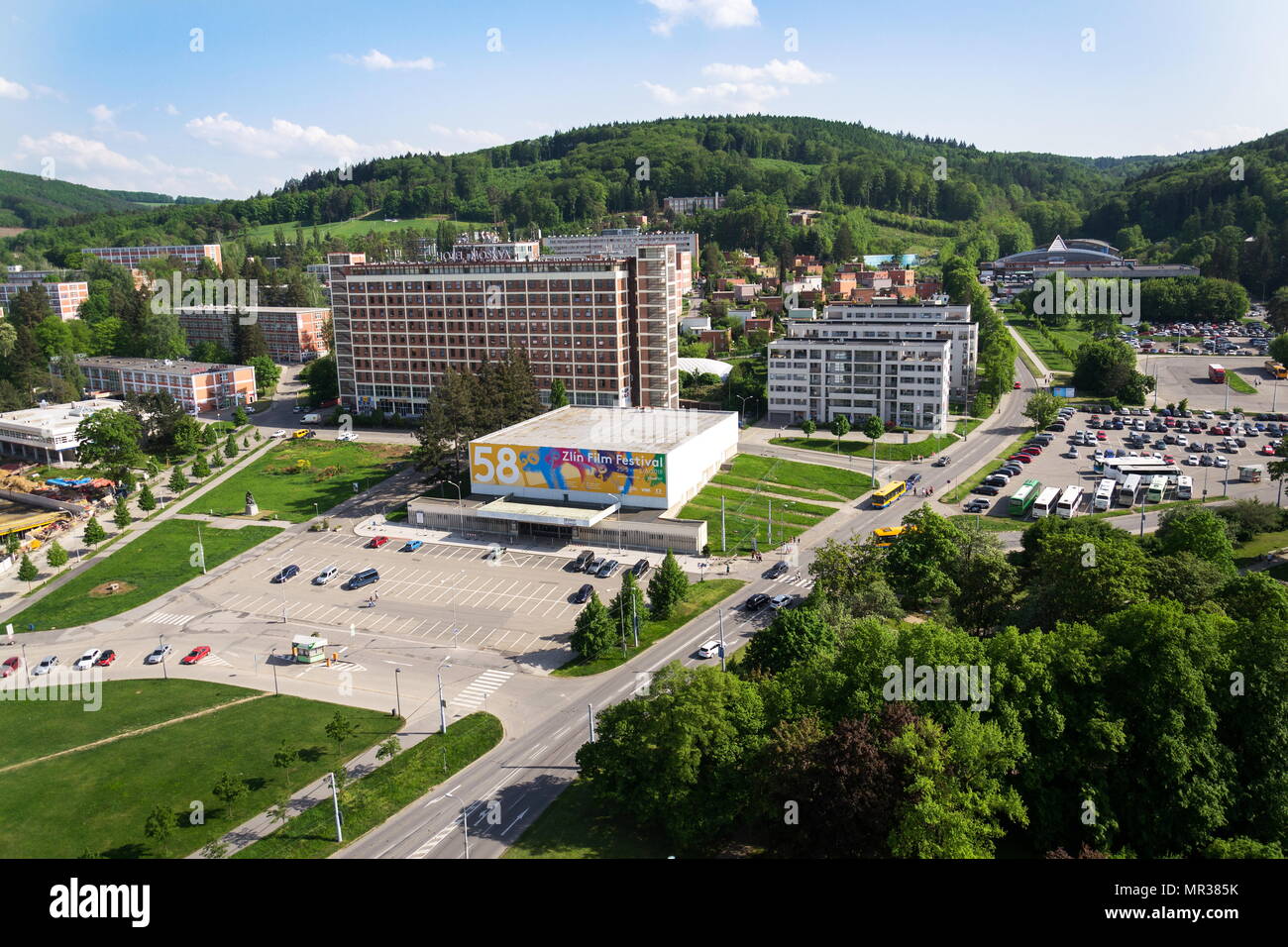 ZLIN, Repubblica Ceca - 29 Aprile 2018: Zlin International Film Festival per i bambini e la gioventù poster sul grande cinema di fronte all'hotel Moskva Foto Stock