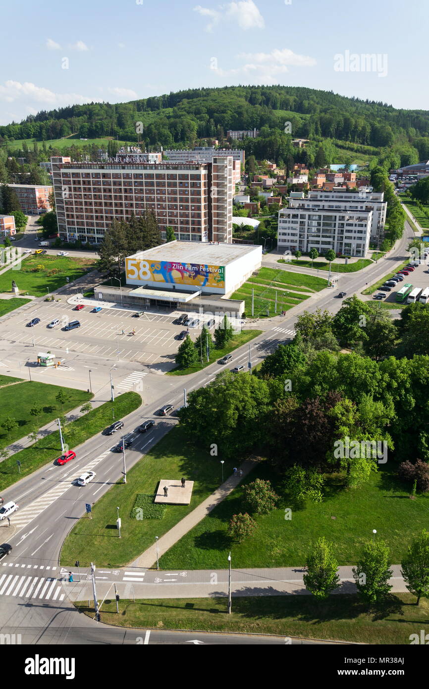 ZLIN, Repubblica Ceca - 29 Aprile 2018: Zlin International Film Festival per i bambini e la gioventù poster sul grande cinema di fronte all'hotel Moskva Foto Stock