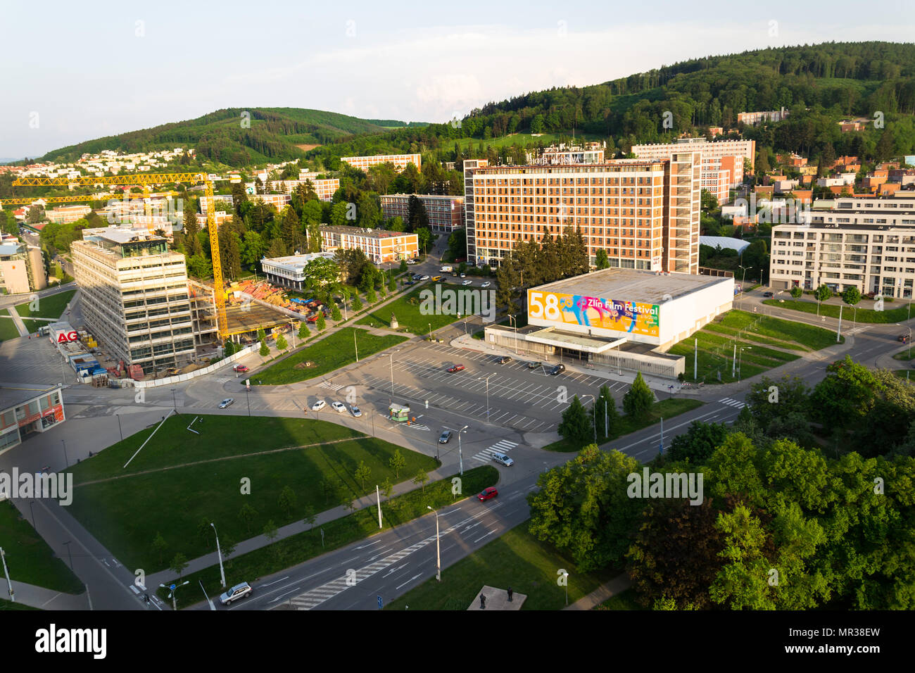 ZLIN, Repubblica Ceca - 29 Aprile 2018: Zlin International Film Festival per i bambini e la gioventù poster sul grande cinema di fronte all'hotel Moskva Foto Stock