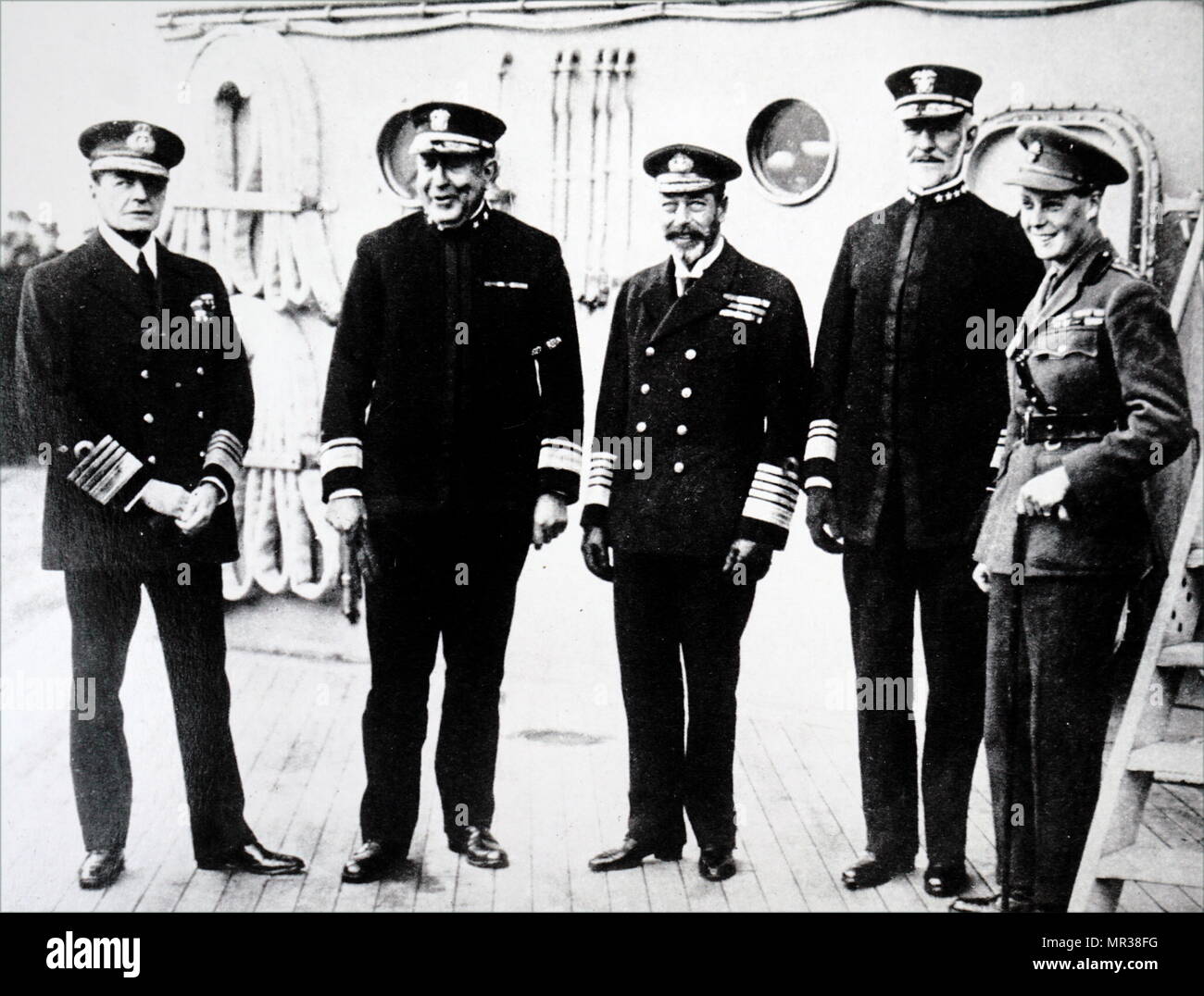 Fotografia di noi Admirals con Re George V. da sinistra a destra: David Beatty, primo Earl Beatty (1871-1936), ammiraglio Hugh Rodman (1859-1940), Re Giorgio V (1865-1936), William Sims (1858-1936), e Edward VIII (1894-1972). In data xx secolo Foto Stock