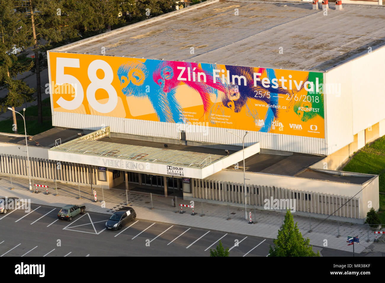 ZLIN, Repubblica Ceca - 29 Aprile 2018: Zlin International Film Festival per i bambini e la gioventù poster sul grande cinema di fronte all'hotel Moskva Foto Stock