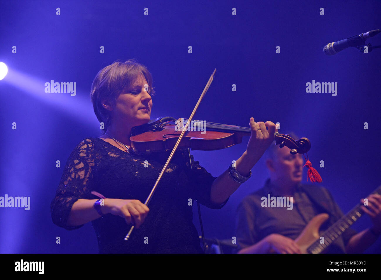 Shooglenifty sono una scozzese di Edimburgo-in base a sei pezzo Celtic fusion band, che tour internazionale. Foto Stock