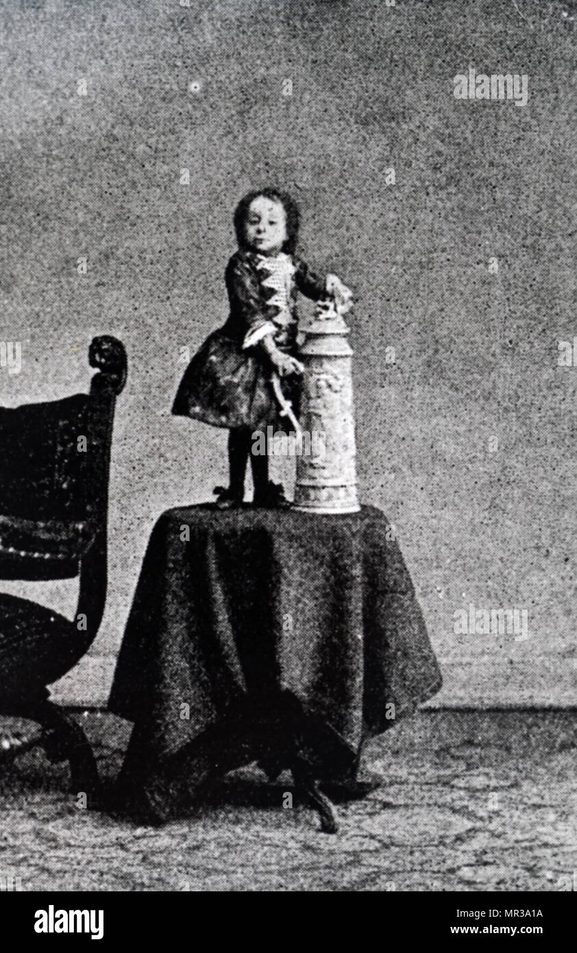 Ritratto fotografico di Pauline rassegne (1876-1895) un circo esecutore che è stata di 23 centimetri di altezza. Rassegne è riconosciuto dal libro del Guinness dei primati come la donna più breve mai registrato. Datata del XIX secolo Foto Stock