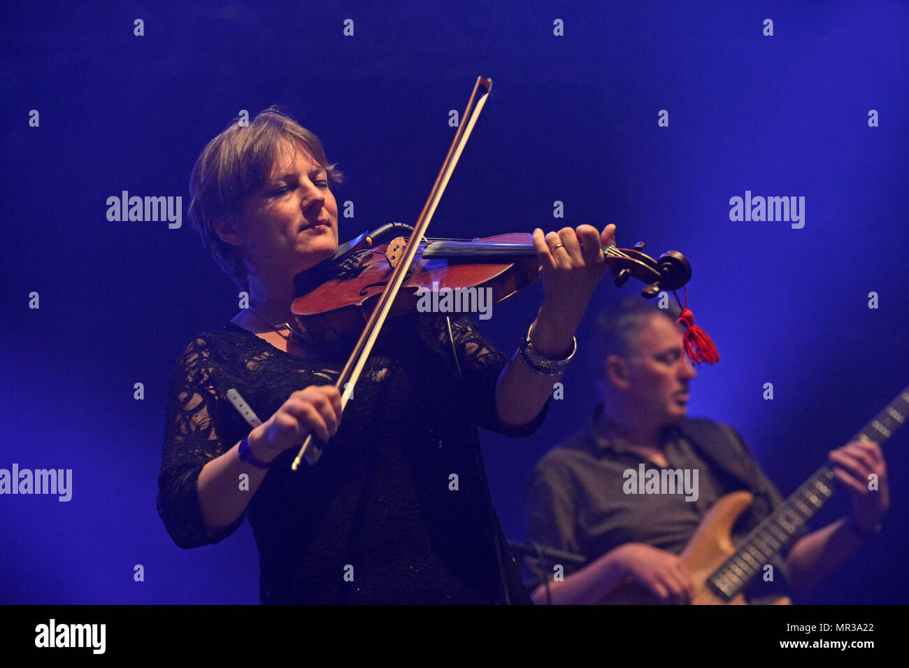 Shooglenifty sono una scozzese di Edimburgo-in base a sei pezzo Celtic fusion band, che tour internazionale. Foto Stock