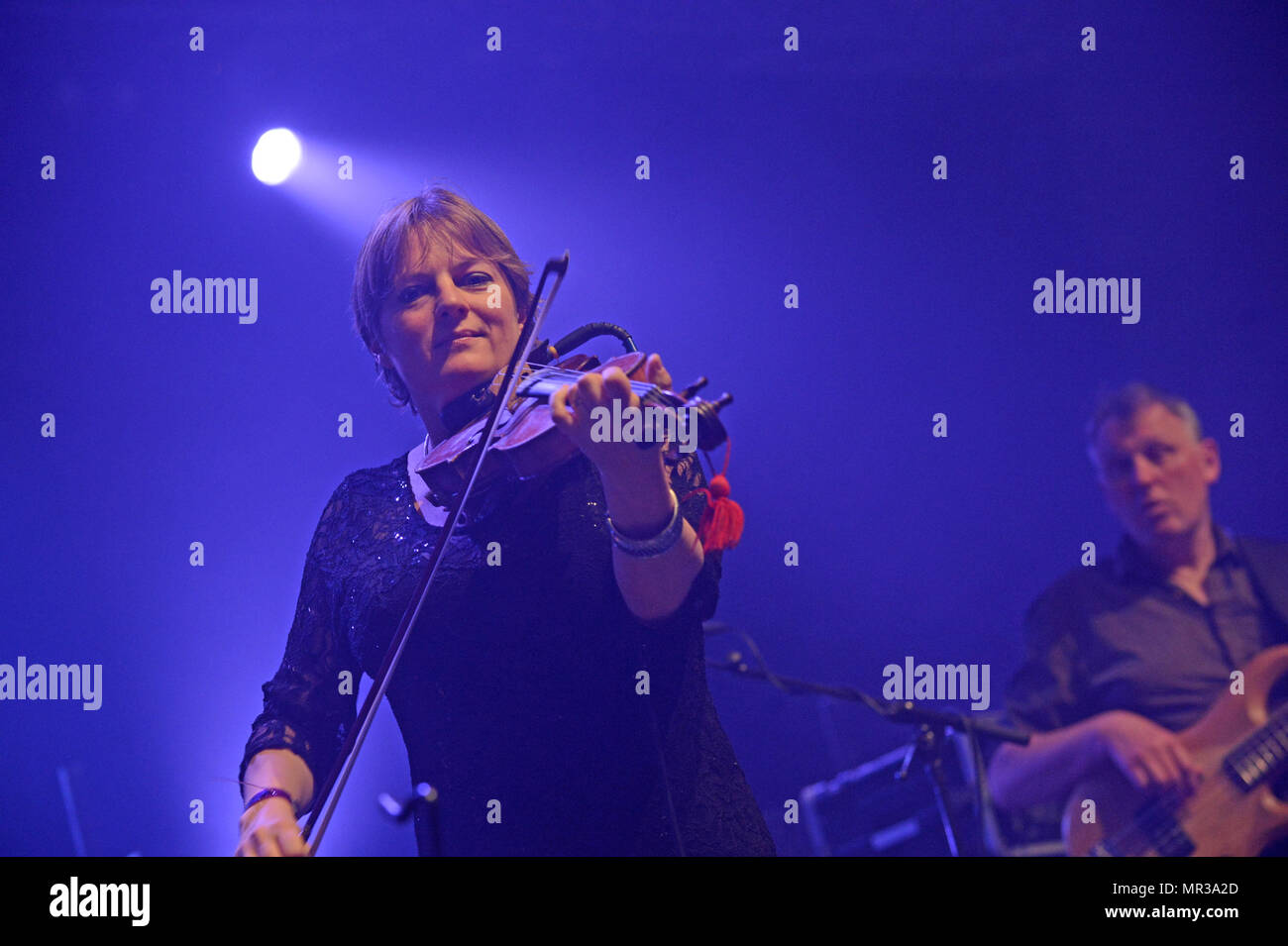 Shooglenifty sono una scozzese di Edimburgo-in base a sei pezzo Celtic fusion band, che tour internazionale. Foto Stock