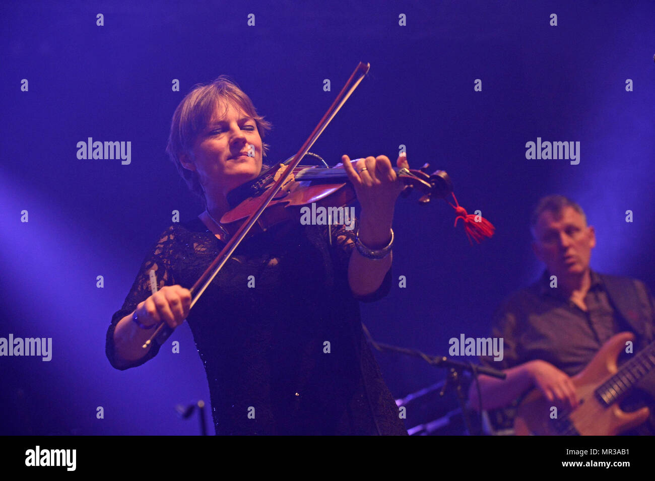 Shooglenifty sono una scozzese di Edimburgo-in base a sei pezzo Celtic fusion band, che tour internazionale. Foto Stock