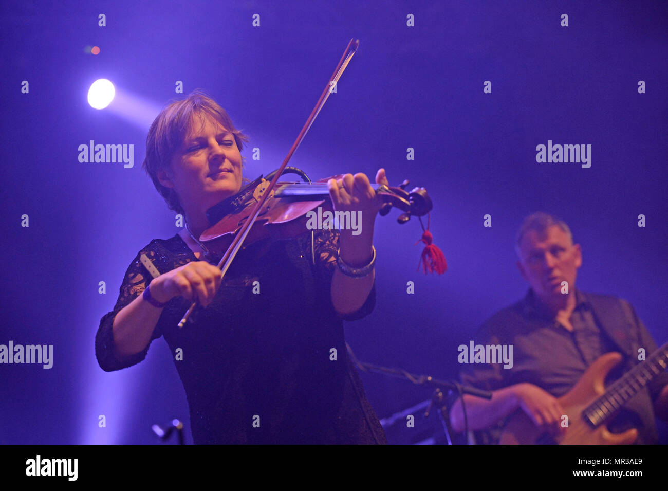 Shooglenifty sono una scozzese di Edimburgo-in base a sei pezzo Celtic fusion band, che tour internazionale. Foto Stock