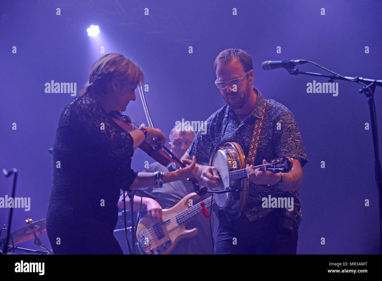 Shooglenifty sono una scozzese di Edimburgo-in base a sei pezzo Celtic fusion band, che tour internazionale. Foto Stock