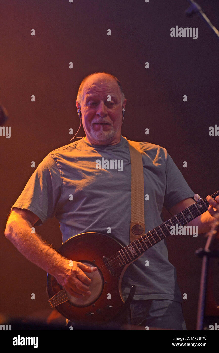 Shooglenifty sono una scozzese di Edimburgo-in base a sei pezzo Celtic fusion band, che tour internazionale. Foto Stock